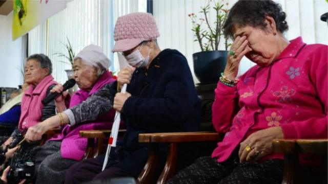 Mulheres que dizem ter sofrido abusos durante a Segunda Guerra.