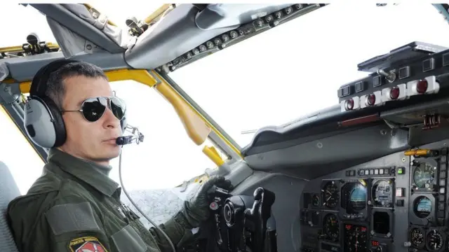 પ્લેન ઉડાવી રહેલો પાયલટ