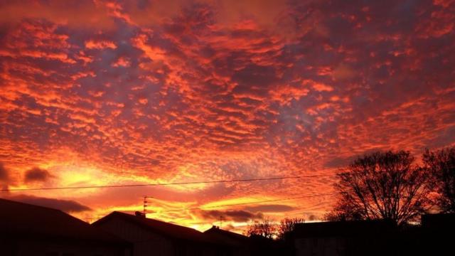 Spectacular sunsets light up UK skies - BBC News