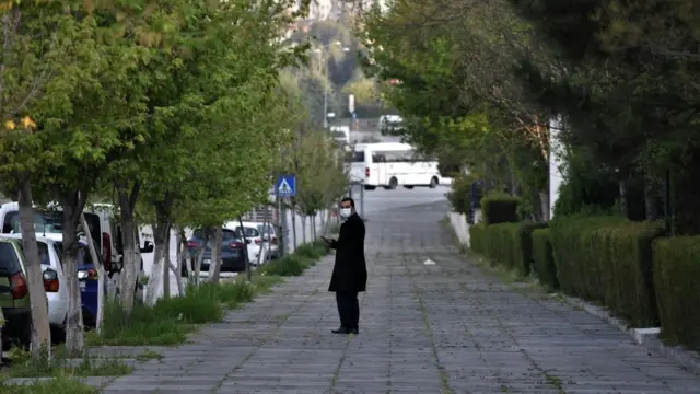 برخی از دانشمندان گفته‌اند ممکن است نیاز باشد تا ۲۰۲۲ فاصله‌گذاری اجتماعی را رعایت کنیم