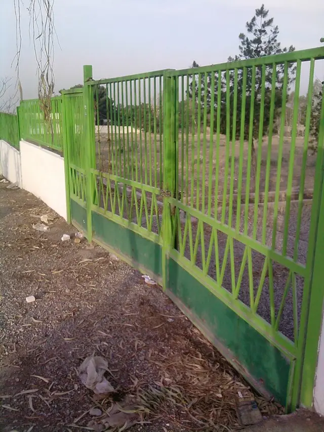 در ورودی اصلی خاوران که در سال‌های اخیر قفل شده است