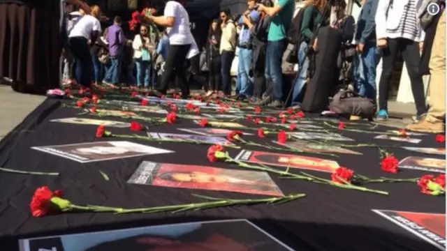 جانب من مظاهر تجمع أمهات السبت في ساحة غلاطة سراي باسطنبول كل يوم سبت منذ 23 عاماً.