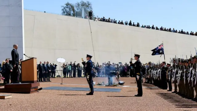 অস্ট্রেলিয়ার রাজধানী ক্যানবেরায় রাজা তৃতীয় চার্লসকে রাজা ঘোষণার অনুষ্ঠানে প্রধানমন্ত্রী অ্যান্টনি অ্যালবানিজ
