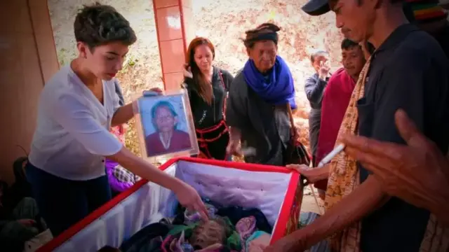 இறந்தவர்களை வீட்டிலேயே வைத்திருக்கும் வழக்கம்