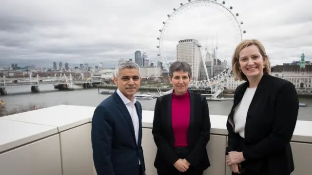 د لندن ښاروال صادق خان د اغلې ډیک د ګومارل کېدو هرکلی کړی او هغه یې ددغه مقام لپاره "غوره کس" ګڼلی.