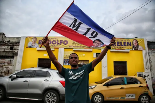 Eleitor375 betGustavo Petro celebra eleição com bandeira do M-19