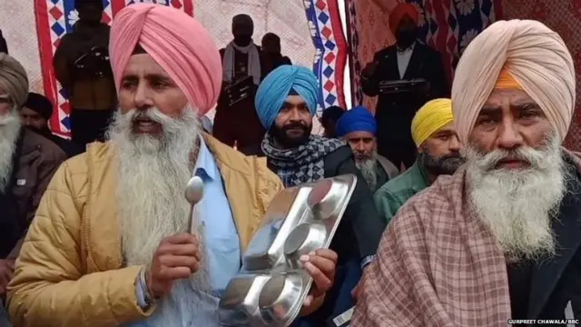 ਗੁਰਦਾਸਪੁਰ ਵਿੱਚ ਕਿਸਾਨ ‘ਮਨ ਕੀ ਬਾਤ’ ਦੌਰਾਨ ਪ੍ਰਦਰਸ਼ਨ ਕਰਦੇ ਹੋਏ