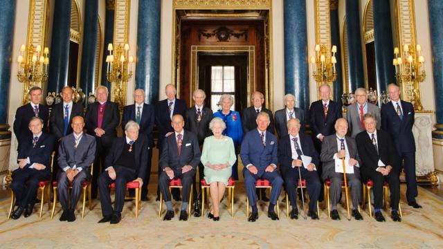 Reunión de destacados académicos con la Reina Isabel II.