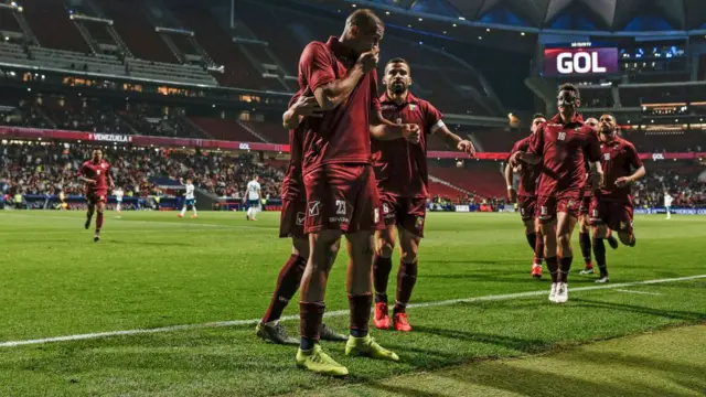 Salomón Rondón celebra su gol frente a Argentina.