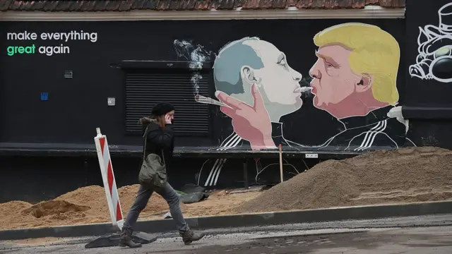 Un mural con Trump soplando en la boca de Putin.