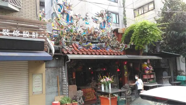 在台湾的都会住宅区,有不少的小型庙宇或者神坛与住宅大楼毗邻而居,曾经出现因为烧香和烧纸钱而引发的争执。