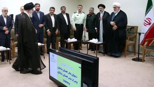 شورای عالی فضای مجازی توسط آیت الله علی خامنه ای تاسیس شده و سازمان گزارشگران بدون مرز آن را از جمله "۲۰ نهاد اصلی سرکوبگر اینترنت در جهان" خوانده است