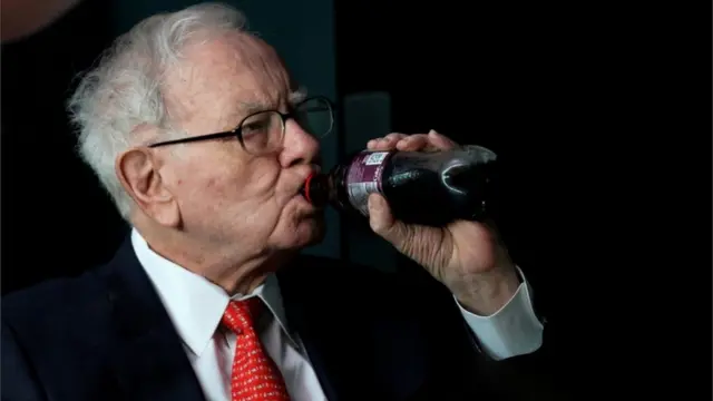 Warren Buffett tomando uma Coca Cola