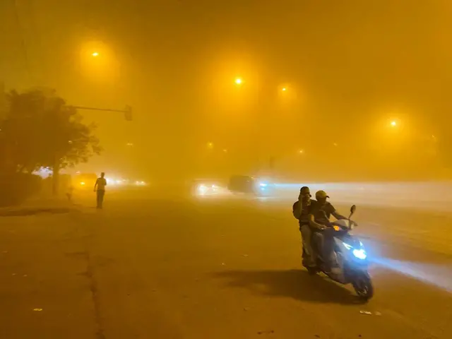 شخصان على دراجة نارية