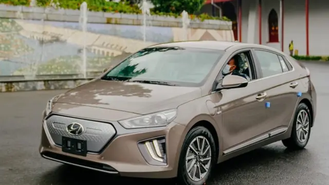 MM Abiy Ahimad konkolaataa jalqabaa elektirikii argatan keessatti