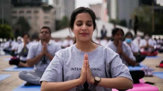 Жена практикује јогу