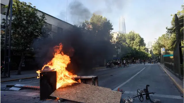 Barricada ardiendo cerca del centro comercial Costanera Center