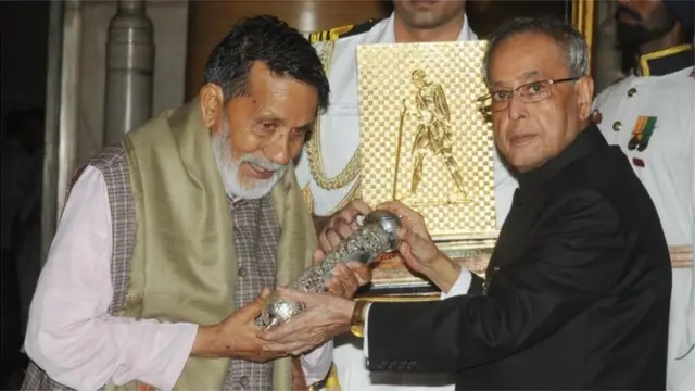 ప్రణబ్ ముఖర్జీ చేతుల మీదుగా పురస్కారం అందుకుంటున్న చండీ ప్రసాద్ భట్‌