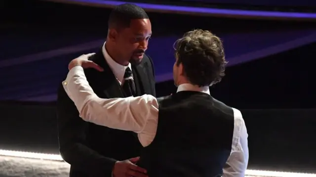 Will Smth habla con Bradley Cooper durante la ceremonia de los Oscar 2022