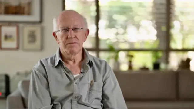 Joel Dončin, viši anesteziolog, kaže da se čak i oni koji ne mogu da hodaju vezuju lisicama za krevete