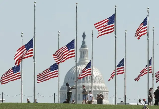 เจ้าหน้าที่ลดธงครึ่งเสาเพื่อไว้อาลัยต่อผู้เสียชีวิตในเหตุการณ์ยิงกันที่ลาสเวกัส