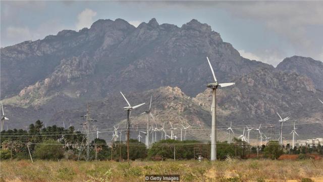 開發核電項目外，印度還大力投資了其他可再生能源，如位於泰米爾納德邦的普尼亞瓦蘭樸蘭風力渦輪機等。