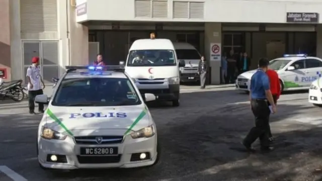 कुआलालंपुर के अस्पताल से शव के साथ पुलिस सुरक्षा में निकलती एंबुलेंस.