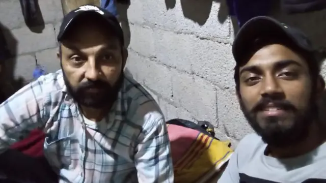 टोनी (दाएं)