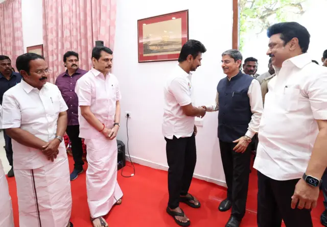 சென்னை ராஜ்பவனில் ஞாயிறு அன்று நடைபெற்ற பதவியேற்பு விழாவில், செந்தில் பாலாஜி, கோவி.செழியன், ஆவடி நாசர், பனமரத்துப்பட்டி ராஜேந்திரன் ஆகிய நான்கு பேர் தமிழக அமைச்சரவையில் புதிதாக இணைந்துள்ளனர்.