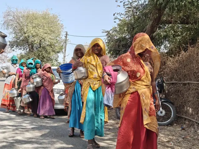 ગામમા હેન્ડપંપ પણ બંધ હોવાથી મહિલાઓએ બીજા ગામ પાણી ભરવા જવું પડે છે.