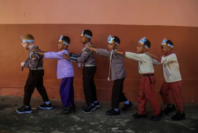 Sejumlah siswa baru mengikuti tur keliling lingkungan sekolah pada hari pertama Masa Pengenalan Lingkungan Sekolah (MPLS) tahun ajaran 2026/2027 di SD Negeri 1 Kota Ternate, Maluku Utara, Senin (13/7/2026). Sebanyak 72 peserta didik baru mengikuti MPLS selama lima hari untuk mengenal lingkungan sekolah, berinteraksi dengan guru dan tenaga kependidikan, serta memahami metode pembelajaran dan tata tertib yang berlaku.