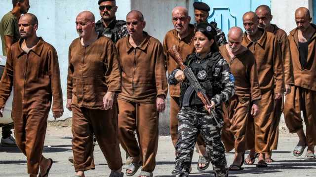 صورة أرشيفية من عام 2024 لسجناء ينتمون لتنظيم الدولة الإسلامية في أحد سجون قوات سوريا الديمقراطية في الحسكة شمال شرق سوريا