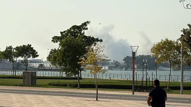 تصاعد الدخان بعد سماع دوي عدة انفجارات في الدوحة، قطر، 9 سبتمبر/أيلول 2025