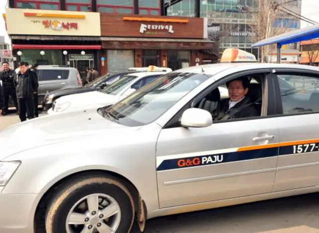 경기도지사 시절 택시운전을 하며 도민을 만나고 있는 김문수 국힘 후보