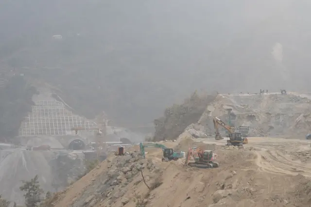 फ्रास्ट ट्र्याकमा बनिरहेको पुल