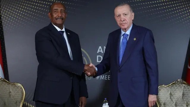 Erdoğan ve el-Burhan el sıkışıyor.