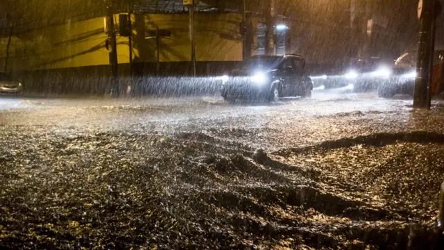 Rua alagada durante chuva