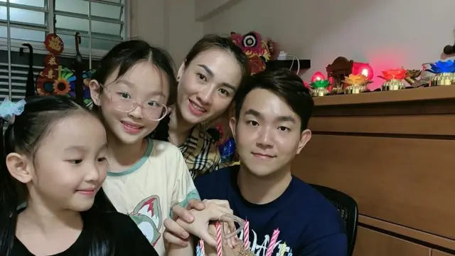 ง็อก เกียวและสามี (ขวา) พบกันผ่านการจับคู่ และแต่งงานกัน หลังจากพูดคุยกันทางออนไลน์เป็นเวลาสองเดือน 