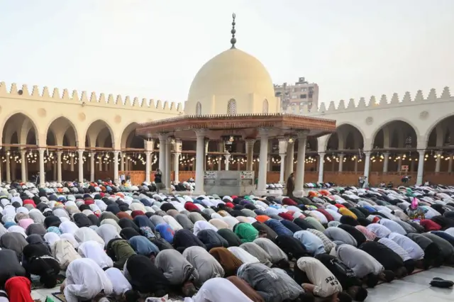 أشخاص يصلون العيد