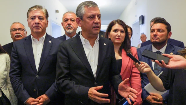 Yeni Parti Genel Başkanı Özgür Özel gazetecilerin sorularını yanıtlarken