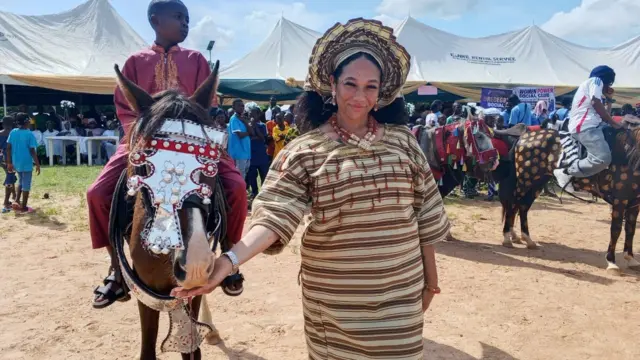 Obinrin to wọ aṣọ ofi, o fa ẹṣin lọwọ