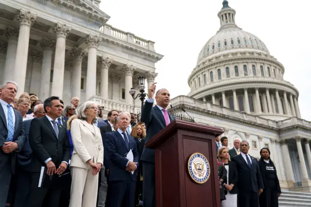 डेमोक्र्याट नेता हकिम जेफ्रिज पत्रकार सम्मेलन गर्दै