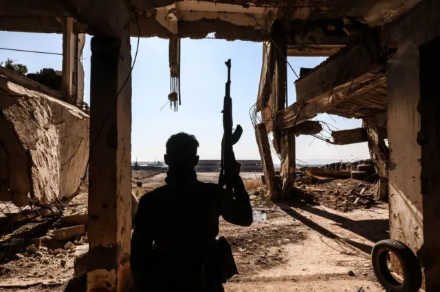 تتواصل الاشتباكات بين نظام بشار الأسد وجماعات المعارضة المسلحة بقيادة هيئة تحرير الشام في محافظتي حلب وإدلب بسوريا في 28 تشرين الثاني/نوفمبر 2024.
