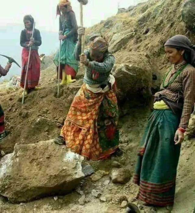 निर्माण कार्यमा संलग्न महिला