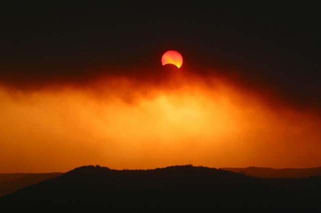 Eclipse parcial em Jakarta 