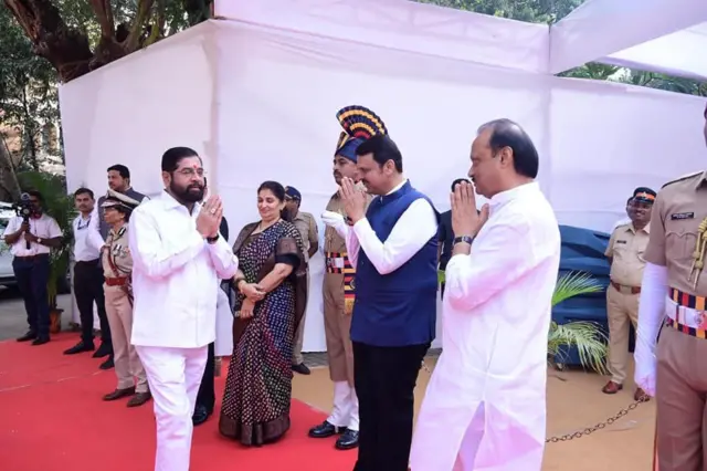 26 नोव्हेंबर रोजी एकनाथ शिंदे यांनी राज्यपाल सीपी राधाकृष्णन यांना भेटून मुख्यमंत्रिपदाचा राजीनामा दिला.