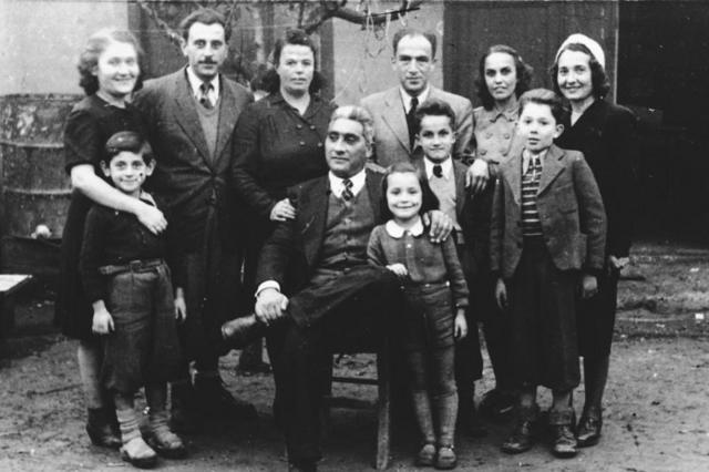 Une photo d'une familles de réfugiés juifs