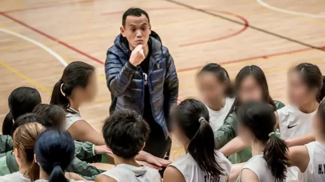 翁金驊在開場前對球員講話。