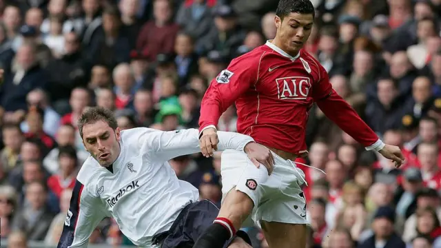 نیکی هانت (چپ) چند فصل را همراه با بولتون در لیگ برتر بازی کرد