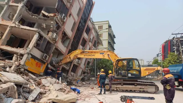 ငလျင်ဒဏ်ကြောင့် ပြိုကျခဲ့တဲ့ မန္တလေးက တိမ်ဖြူဟိုတယ်